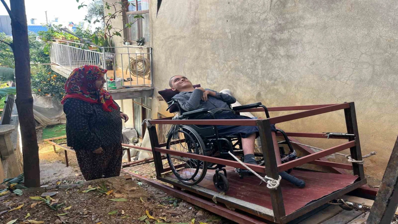 Üvey oğlum demedi, engelli oğluna eğitimi için hamallık yaparak evine raylı sistem kurdu