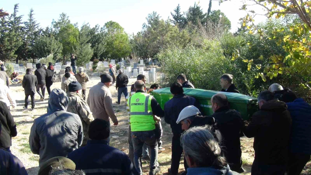 Yangında ölen 2 kardeşe acı veda: Aynı tabutla getirilip aynı kabre defnedildiler