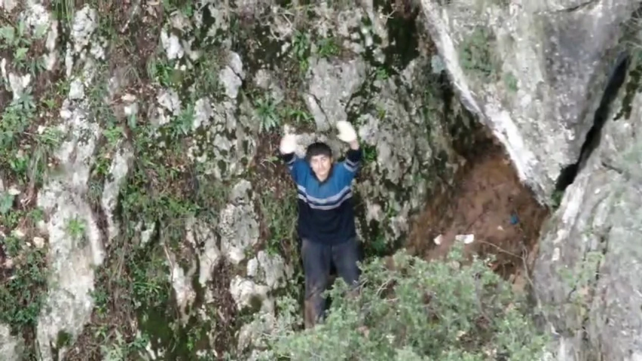 Yaşam için son çığlığı 4üncü gün duyuldu: Dağın zirvesinde mahsur kalan genç için ekipler seferber oldu