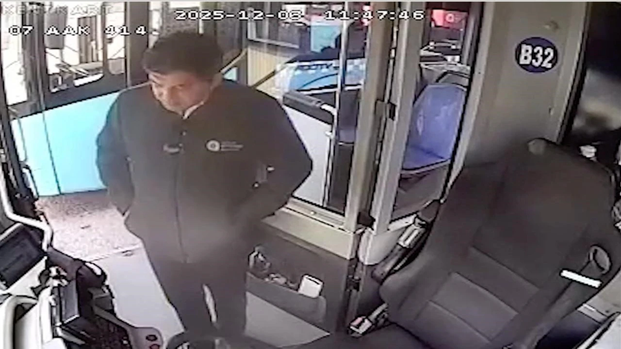 Yaşlı adamın otobüste unuttuğu içinde 4 bin euro olan çantanın başında adeta nöbet tuttu