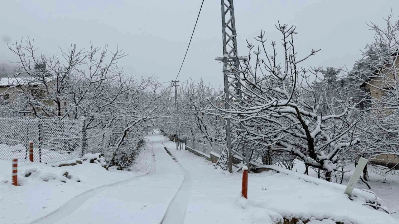 Yaz şehri Mersinde kar birçok mahalleyi beyaza bürüdü