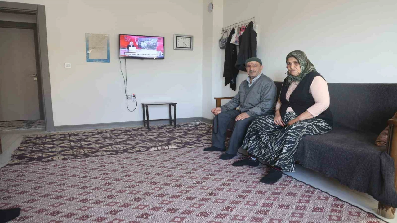 Yuvasına kavuşan depremzede vatandaş, Bakanımız Murat Kurum gibi şantiye şefine can kurban