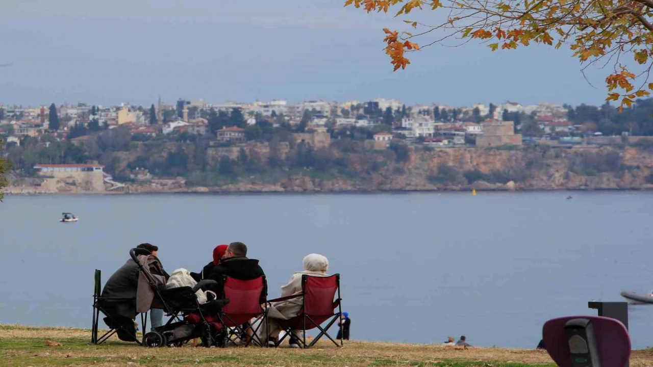 14 ilde sarı kod uyarısı verilirken, Antalyada bahar havası yaşandı