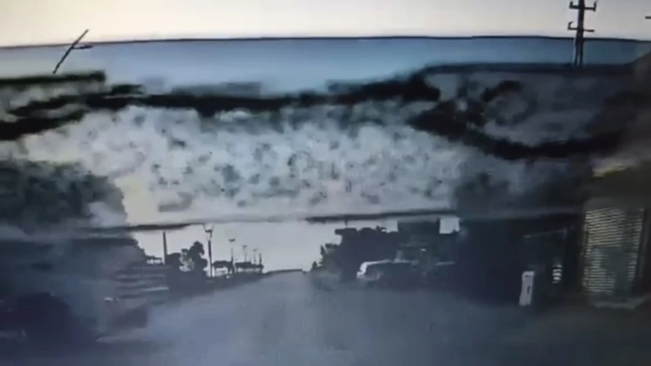 18 kişinin yaralandığı kazada yolcu minibüsünün devrildiği anlar kamerada