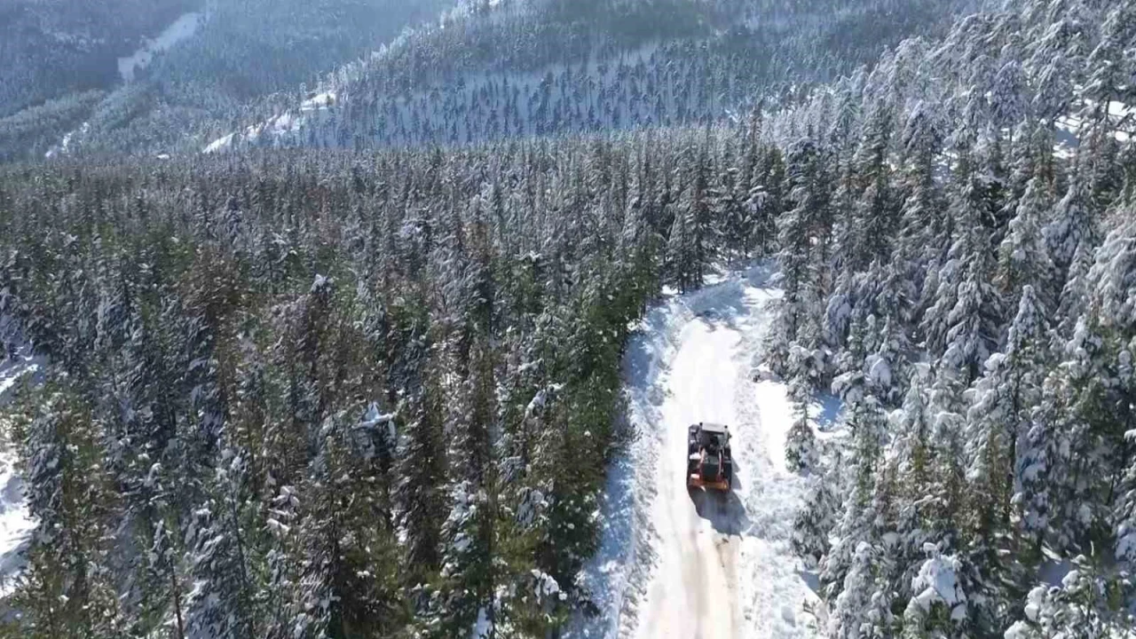 Adana Fekede kar 1 metreyi aştı, çocuklar kızakla tatilin tadını çıkardı