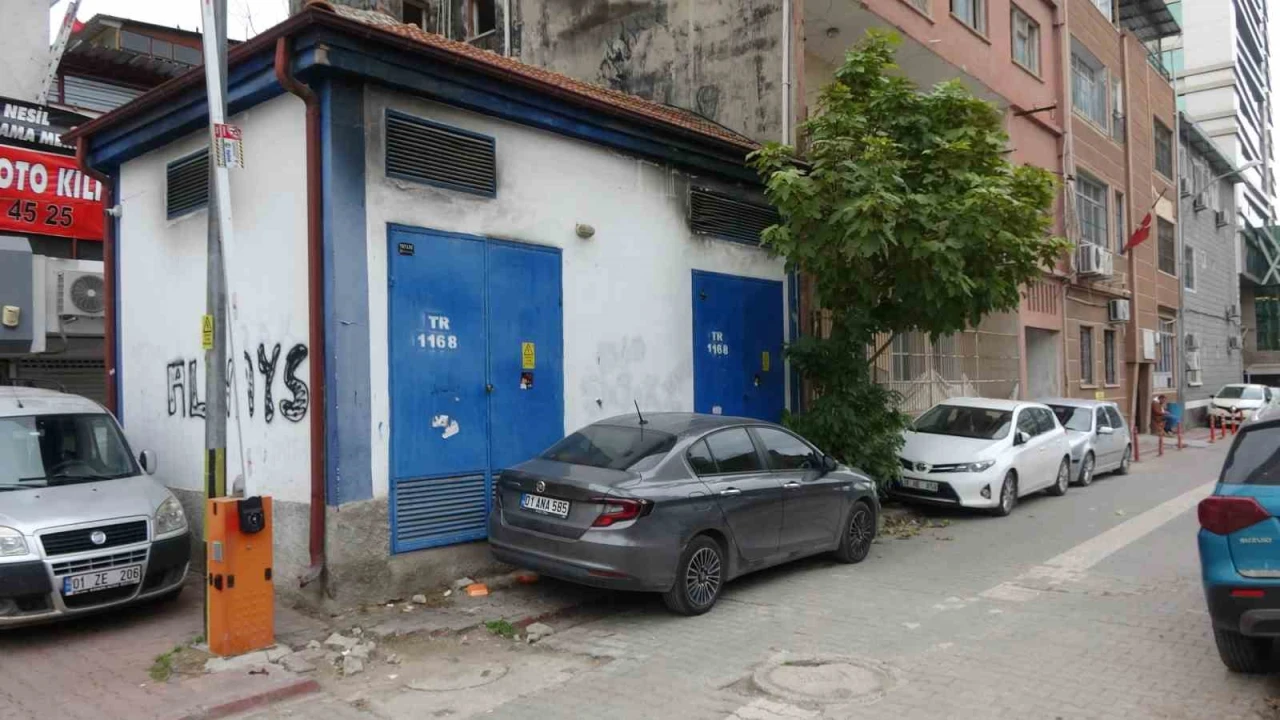 Adanada 19 yaşındaki genç sokak ortasında öldürüldü