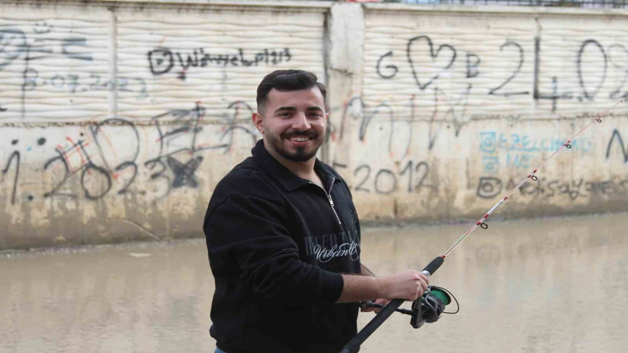 Adanada altyapı isyanı: Esnaf göle dönen sokakta olta attı