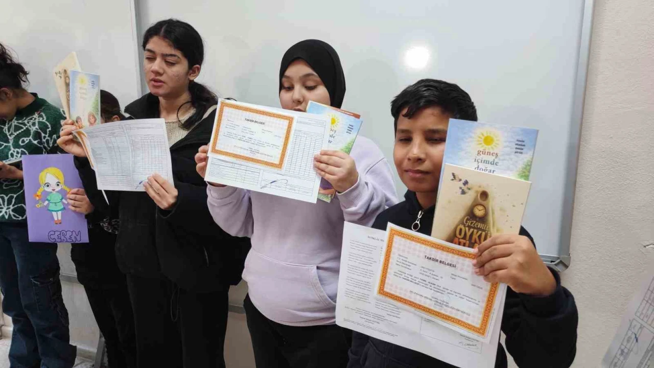Adanada engelleri aşan karne sevinci: Görme engelli öğrenciler Braille alfabesi ile hazırlanan karnelerini aldı