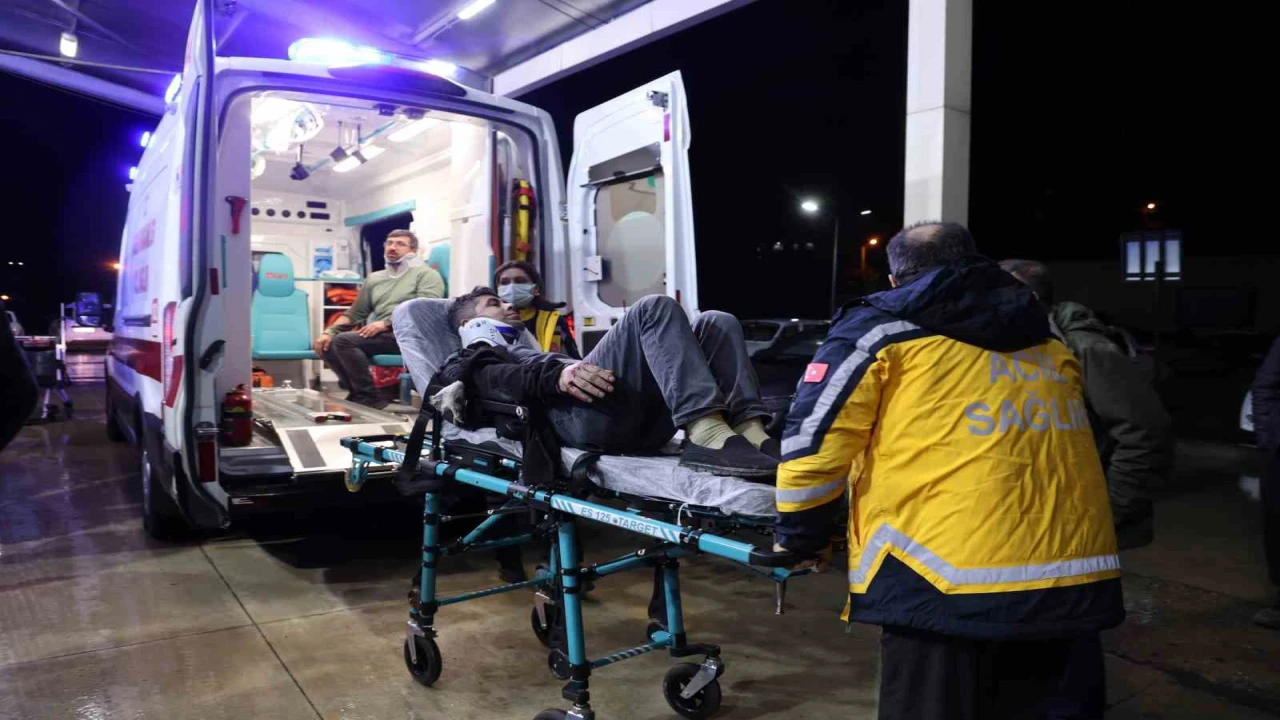 Adanada fabrika işçilerini taşıyan minibüs devrildi: 13 yaralı