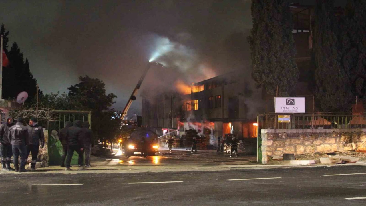 Adanada fabrika yangını