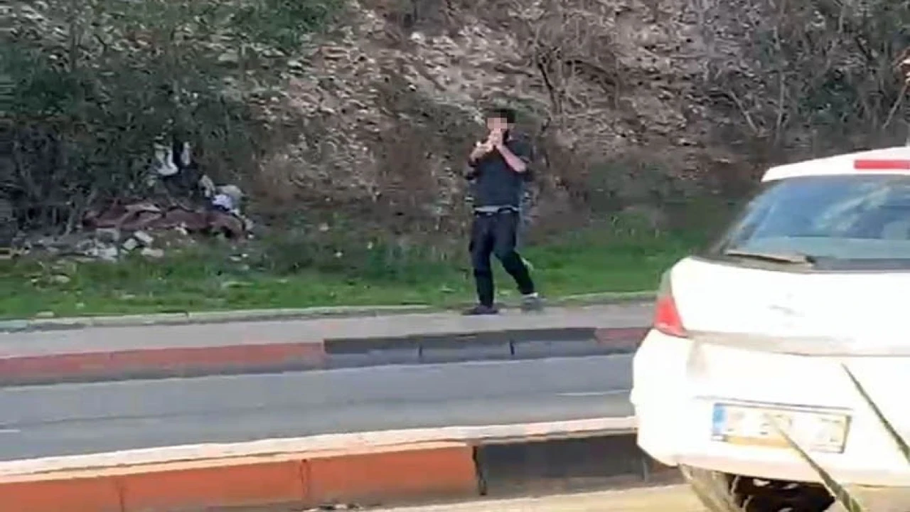 Adanada herkesin gözü önünde poşetle uçucu madde çekti