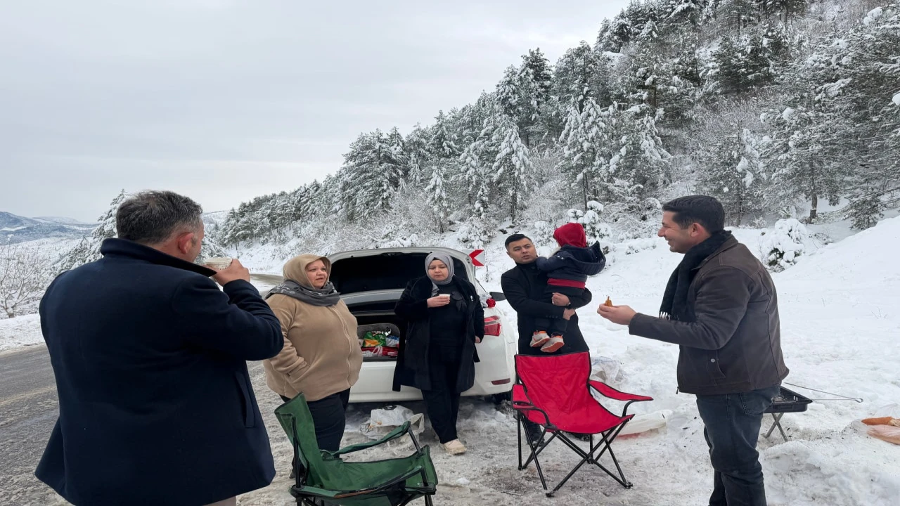Adanada karla mücadele: Mahsur kalan araçlar kurtarılırken vatandaşlara da sıcak içecek ikramı yapıldı