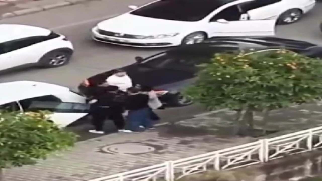 Adanada koca eşini tartaklayıp, otomobiliyle aracına defalarca vurdu