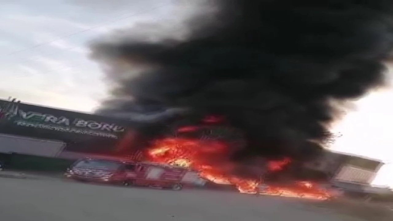 Adanada plastik üretim tesisindeki yangın söndürüldü