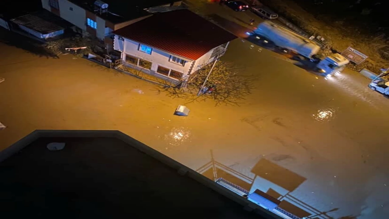 Adanada sağanak yağmur hayatı felç etti: Yollar göle döndü, araçlar mahsur kaldı