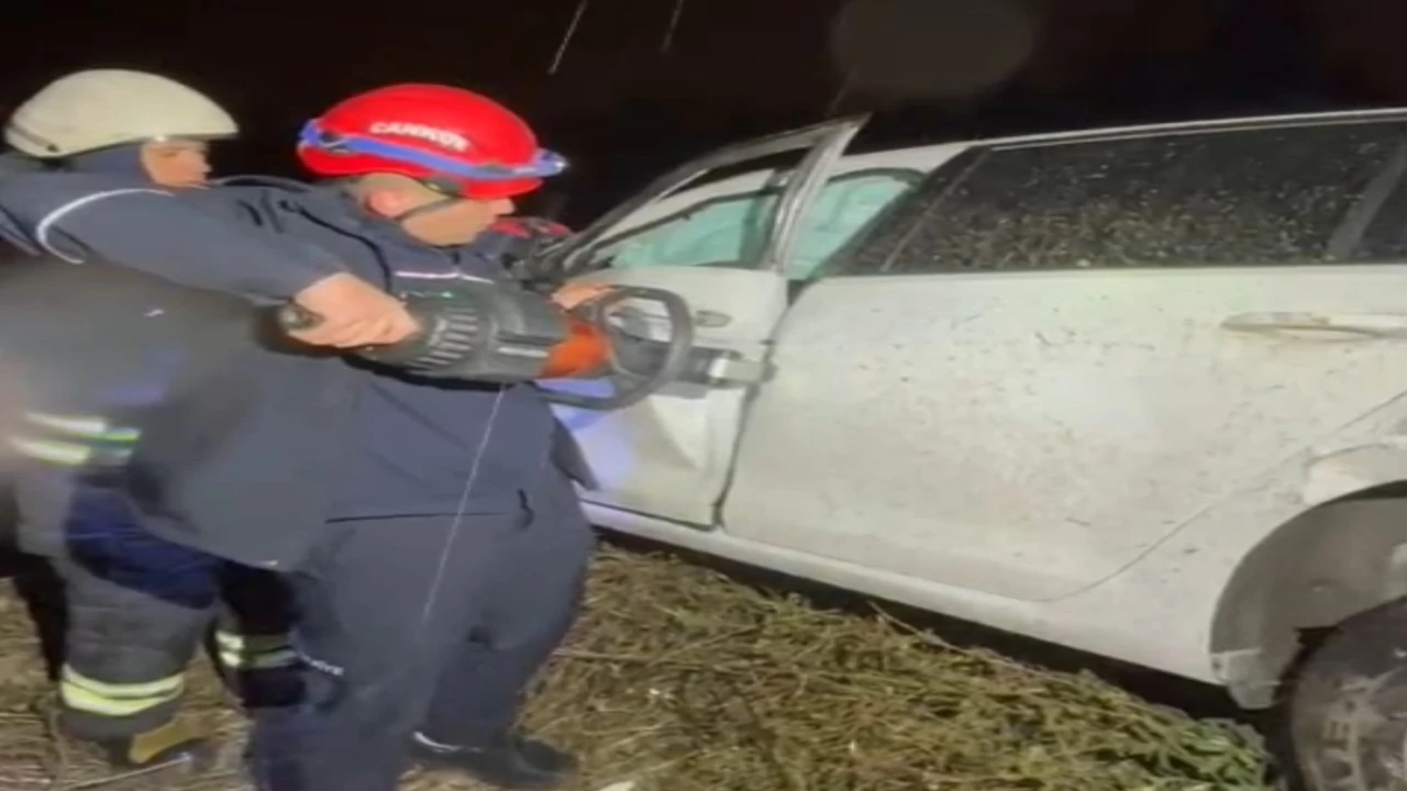 Adanada şarampole yuvarlanan otomobildeki 2 kişi yaralandı