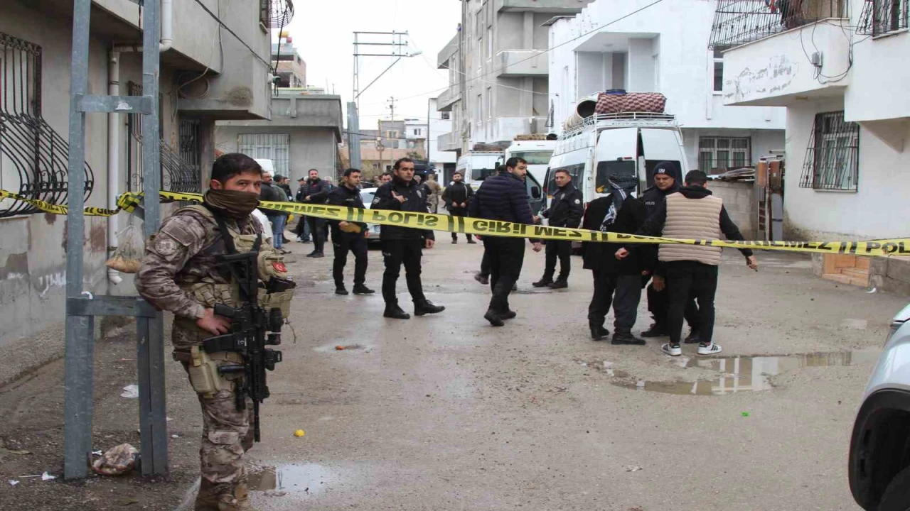 Adanada taşlı, sopalı, silahlı kavga: 1 ölü, 5 yaralı