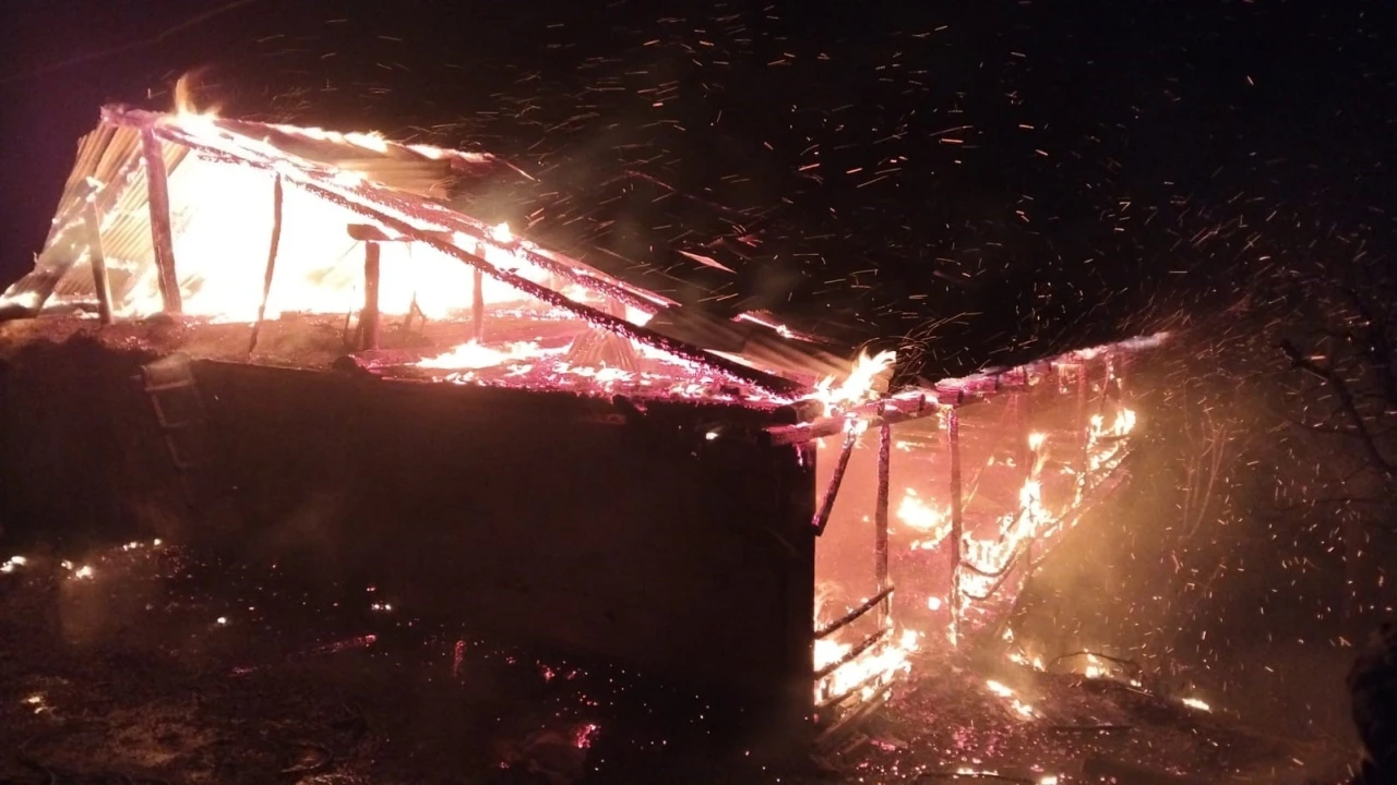 Adanada yangın: Ev ve ahır küle döndü