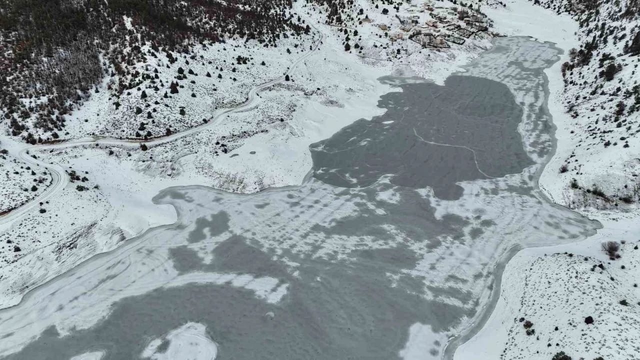 Adananın Sibiryasında Kürebeli Barajı buz tuttu