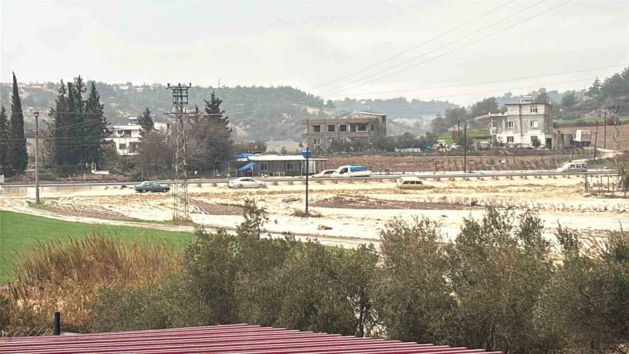 Adanayı sağanak vurdu: Göle dönen caddelerde araçlar mahsur kaldı