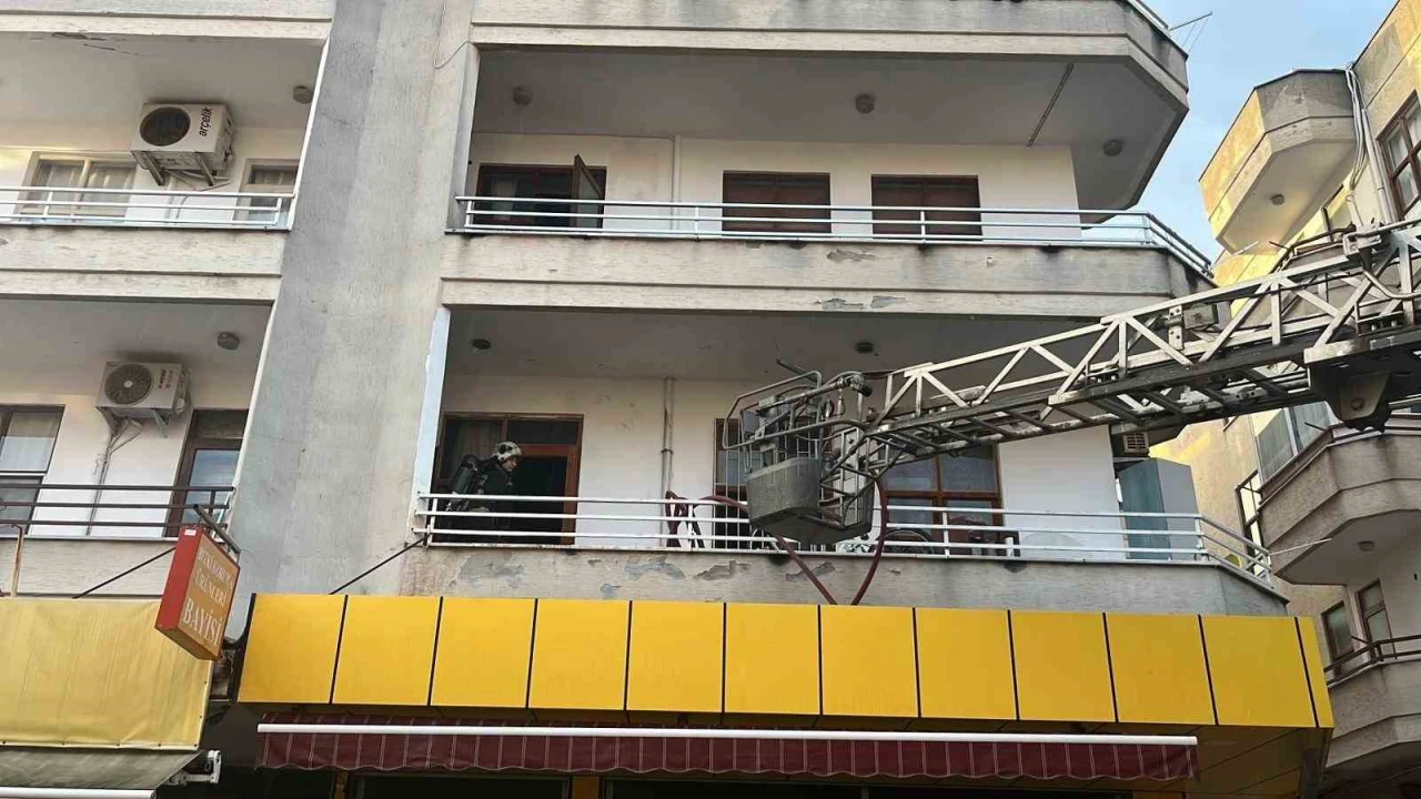Alanyada 3 katlı binada yangın paniği