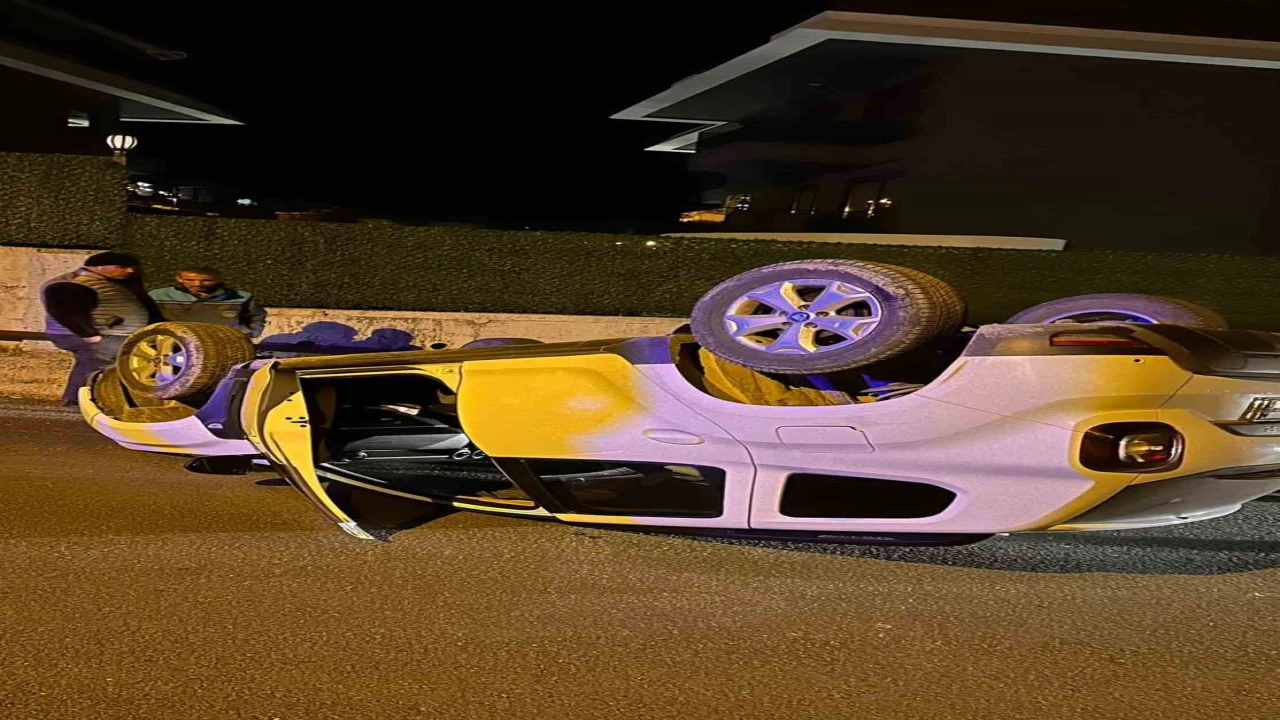 Alanyada beton bariyerlere çarpan otomobil takla attı: 1 yaralı