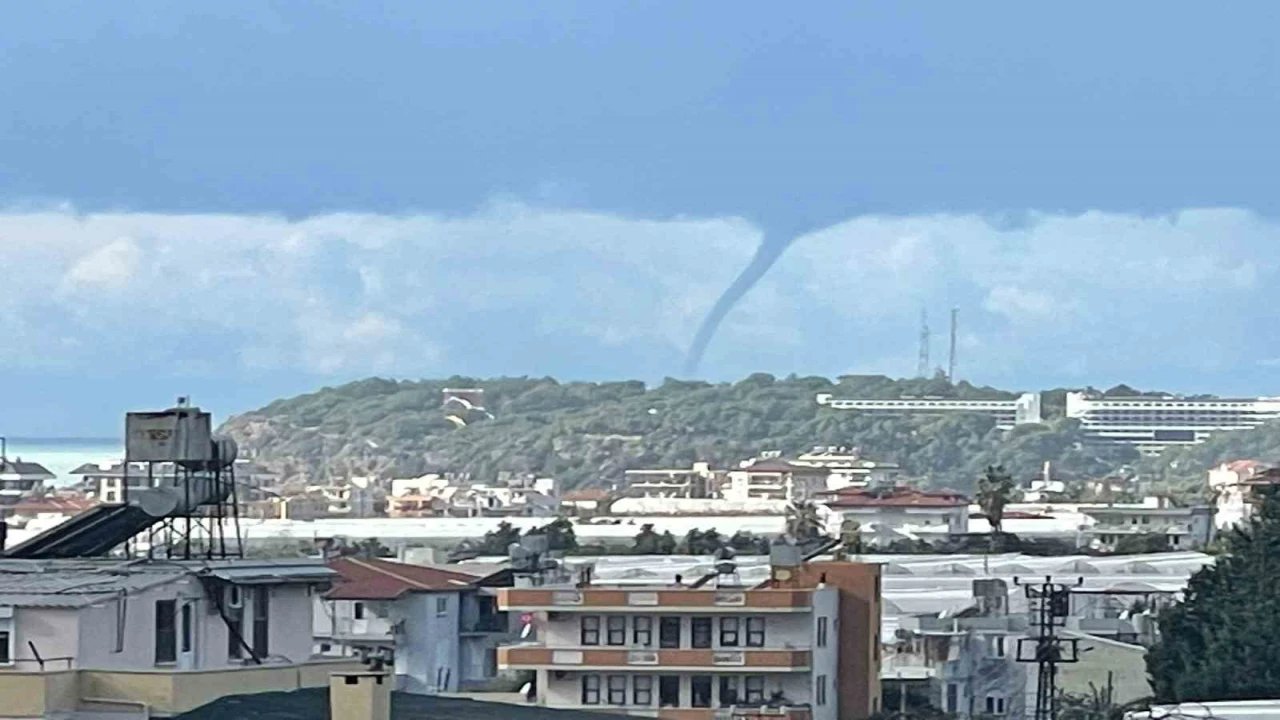Alanyada denizde oluşan hortum kamerada