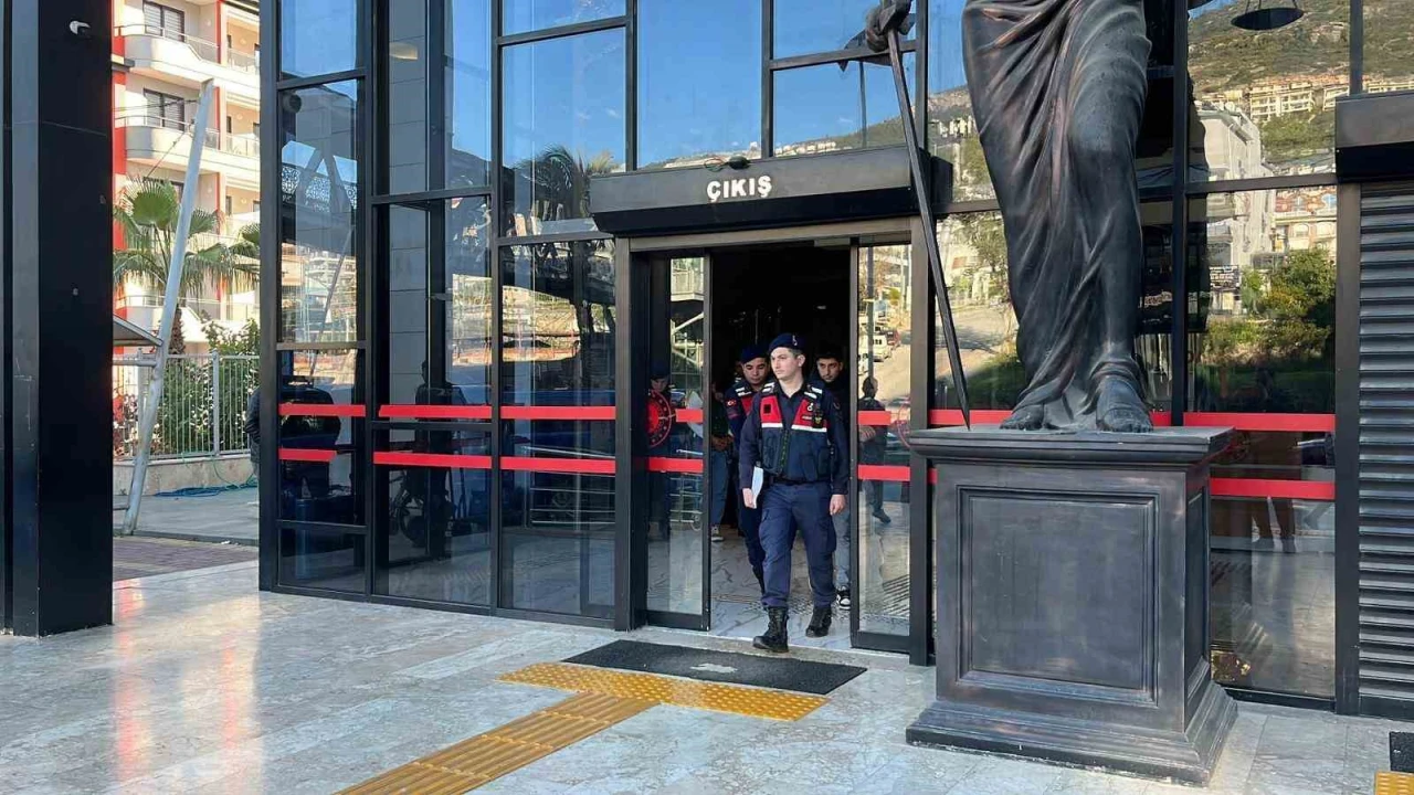 Alanyada görevli polislerin üzerine motosiklet sürdüler, kayıta aldıkları görüntüleri sosyal medyada paylaştılar