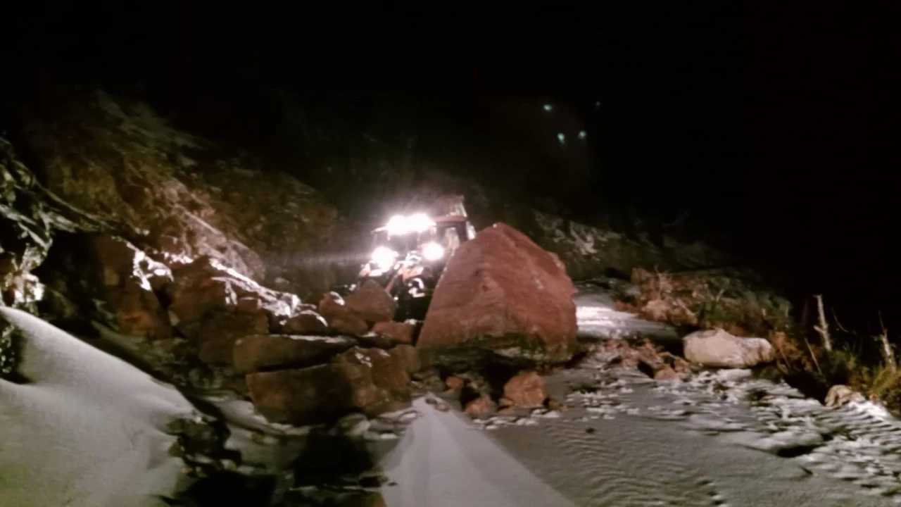 Alanyada heyelan nedeniyle kapanan yolları açma çalışmaları sürüyor