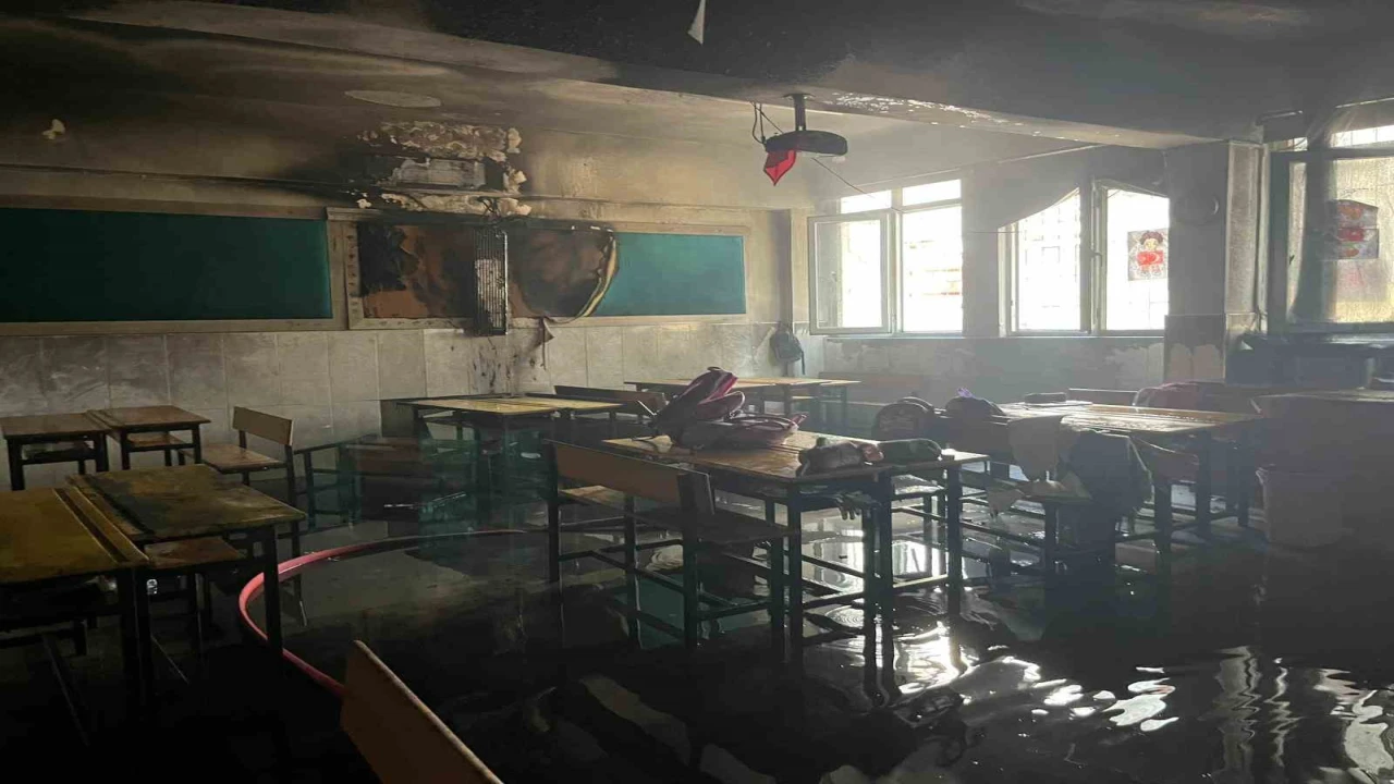 Alanyada ilkokul sınıfının klima ünitesinde çıkan yangın korkuttu