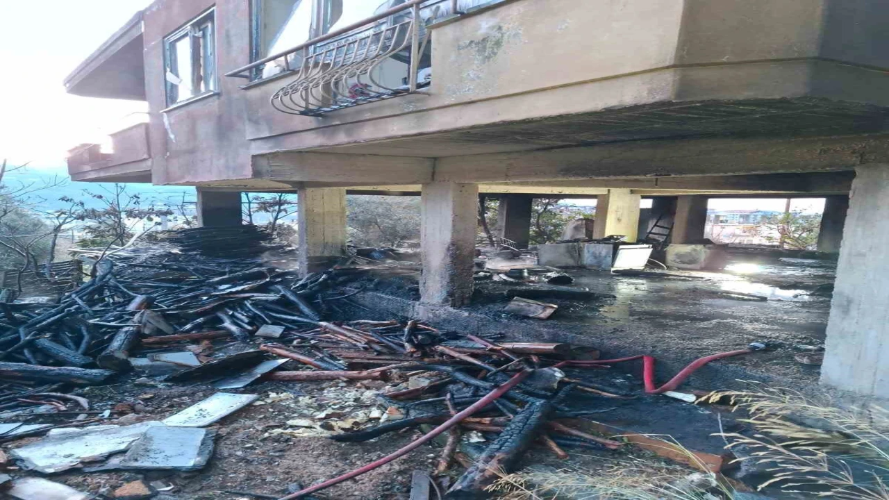 Alanyada müstakil evin odunluğunda çıkan yangını itfaiye söndürdü