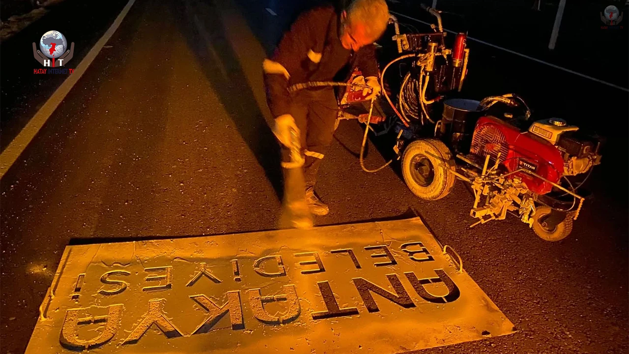 ANTAKYA’DA YOLLAR GECE MESAİSİ İLE YENİLENİYOR