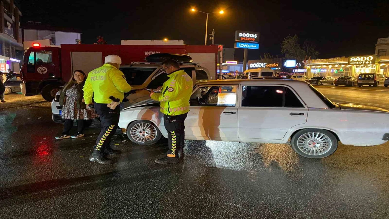 Antalya iki otomobilin çarpıştığı ve 3 kişinin yaralandığı kaza anı kamerada