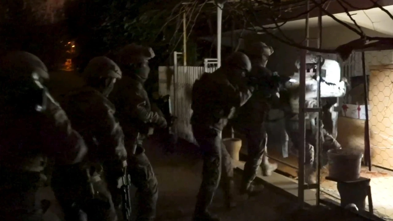 Antalyada 20 ayrı adrese 150 personelle eş zamanlı operasyon