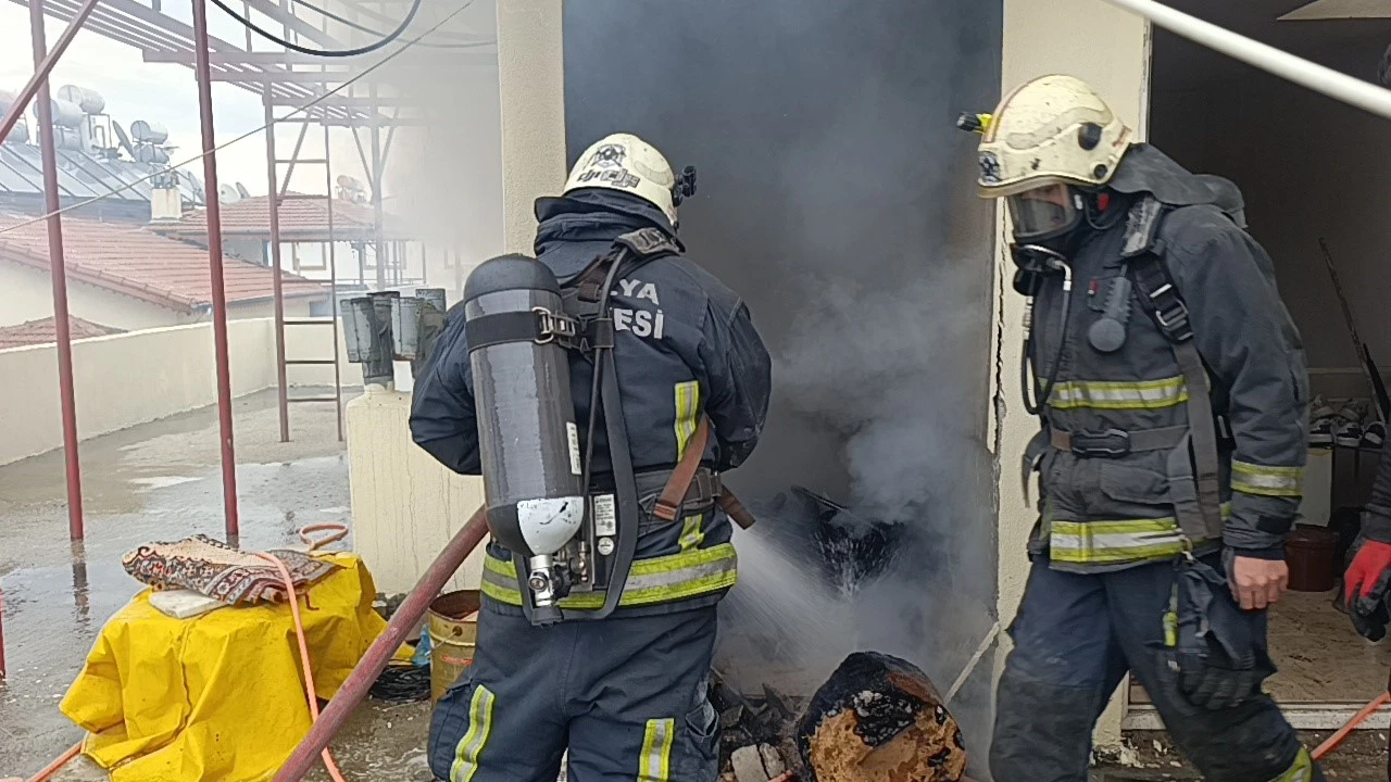 Antalyada 5 katlı apartmanın çatı katında korkutan yangın
