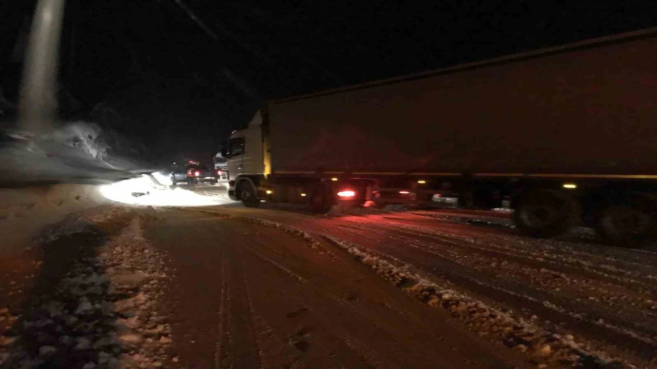 Antalyada bin 825 rakımlı Alacabelde kar yağışı başladı