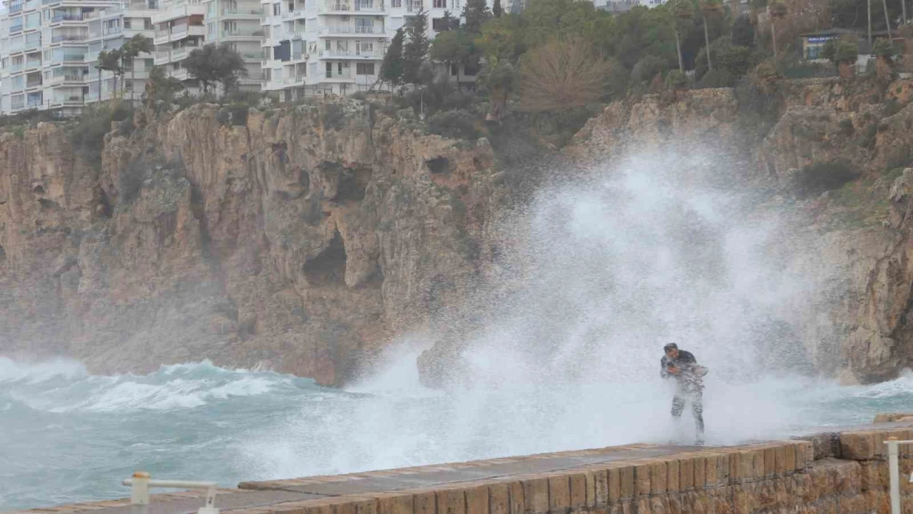 Antalyada çatı uçtu, aracın üzerine tabela devrildi, elektrik telleri koptu