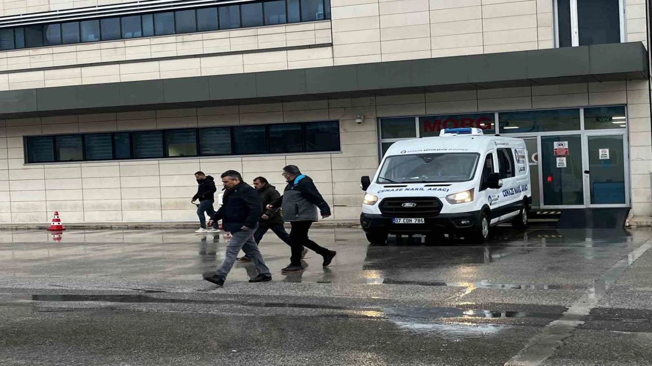 Antalyada evinde silahla vurulmuş halde ölü bulunan kişinin cenazesi teslim alındı