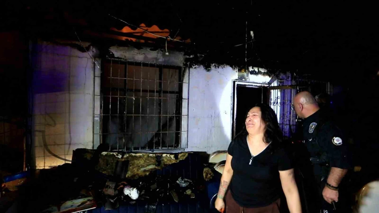 Antalyada gecekondu yangını: Küle dönen evini görünce gözyaşlarına boğuldu