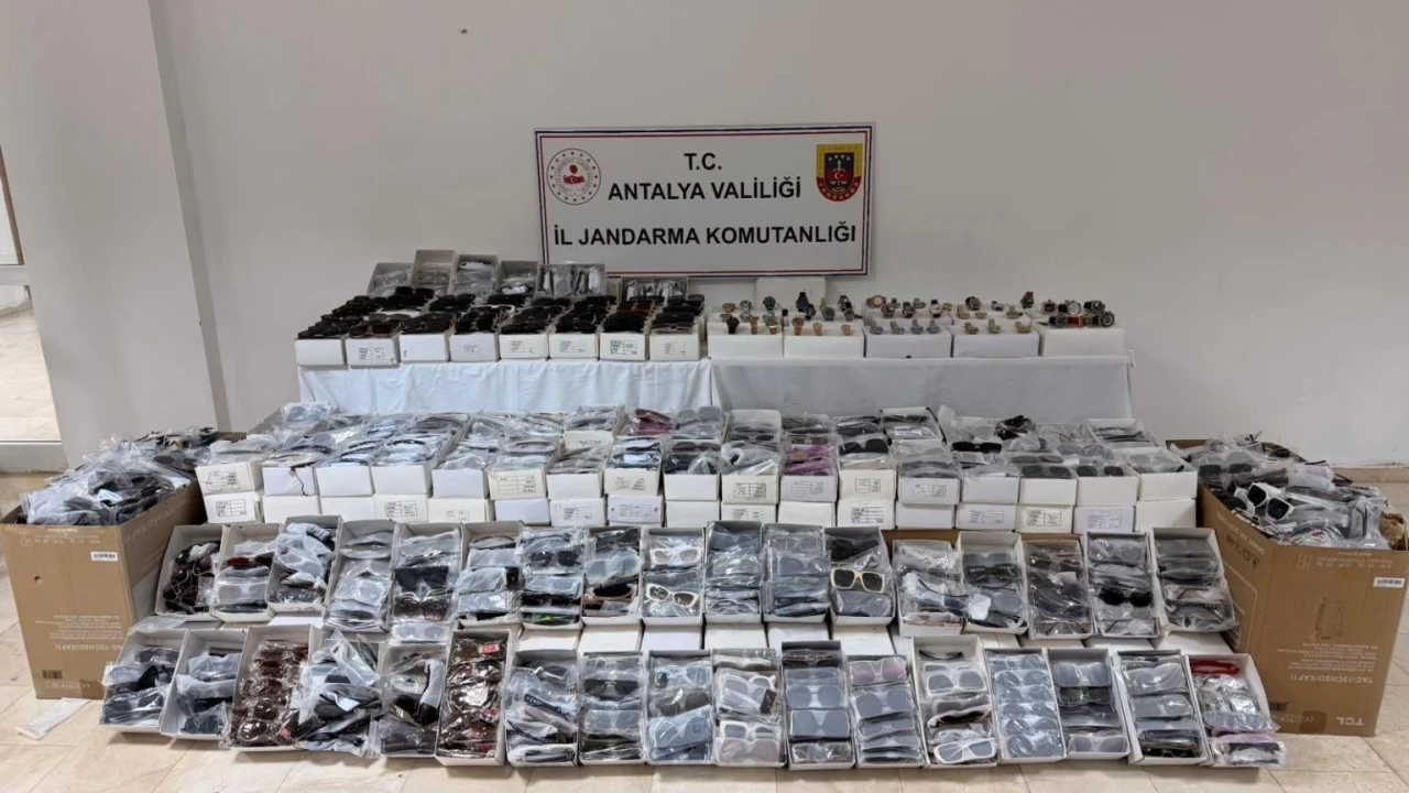 Antalyada gümrük kaçağı güneş gözlüğü ve saat ele geçirildi