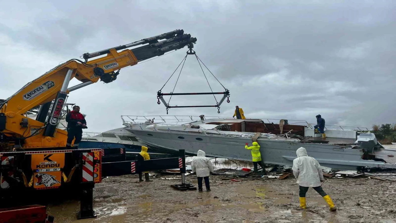 Antalyada hortumun vurduğu tekneler vinçlerle kurtarılıyor