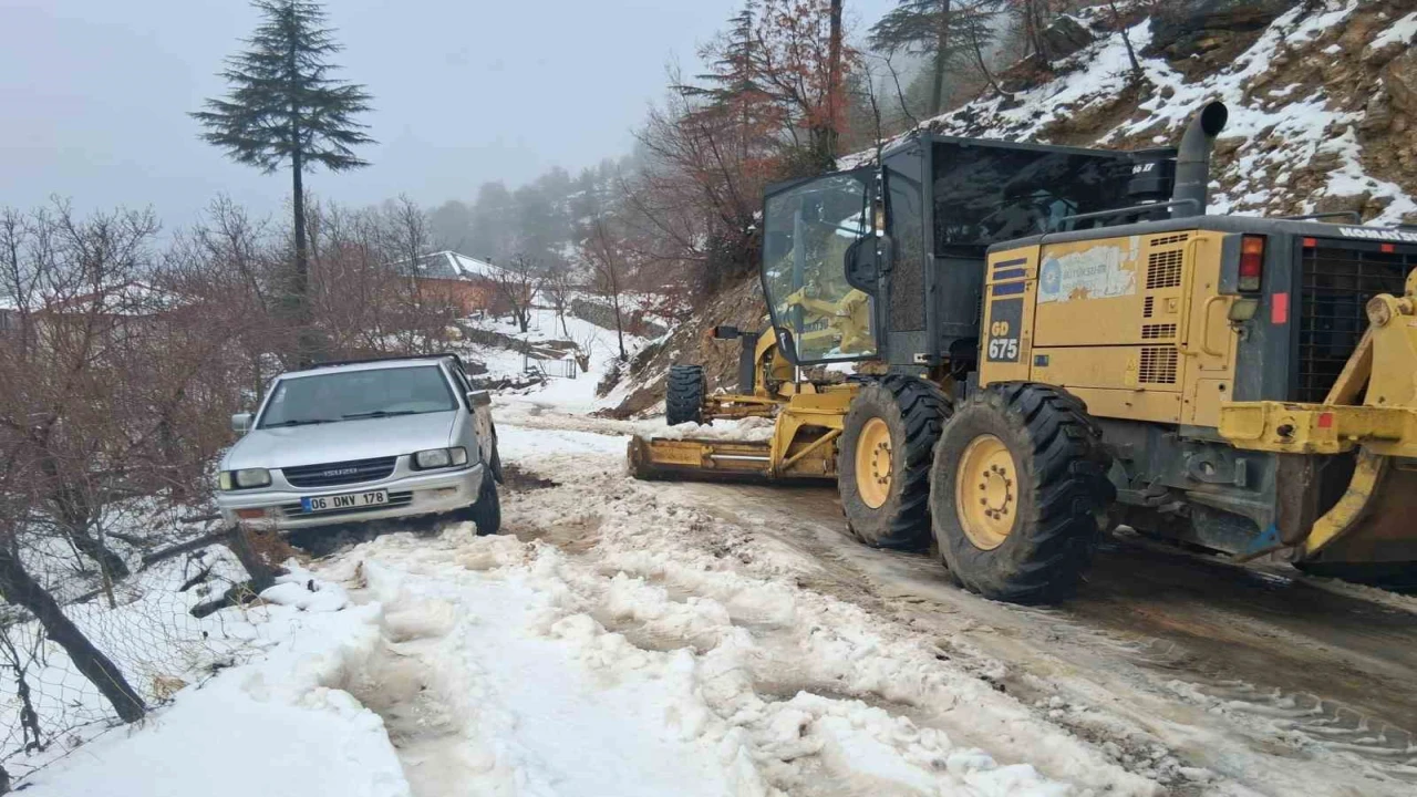 Antalyada karla mücadele: Yüksek kesimlerde mahsur kalan araçlar kurtarıldı