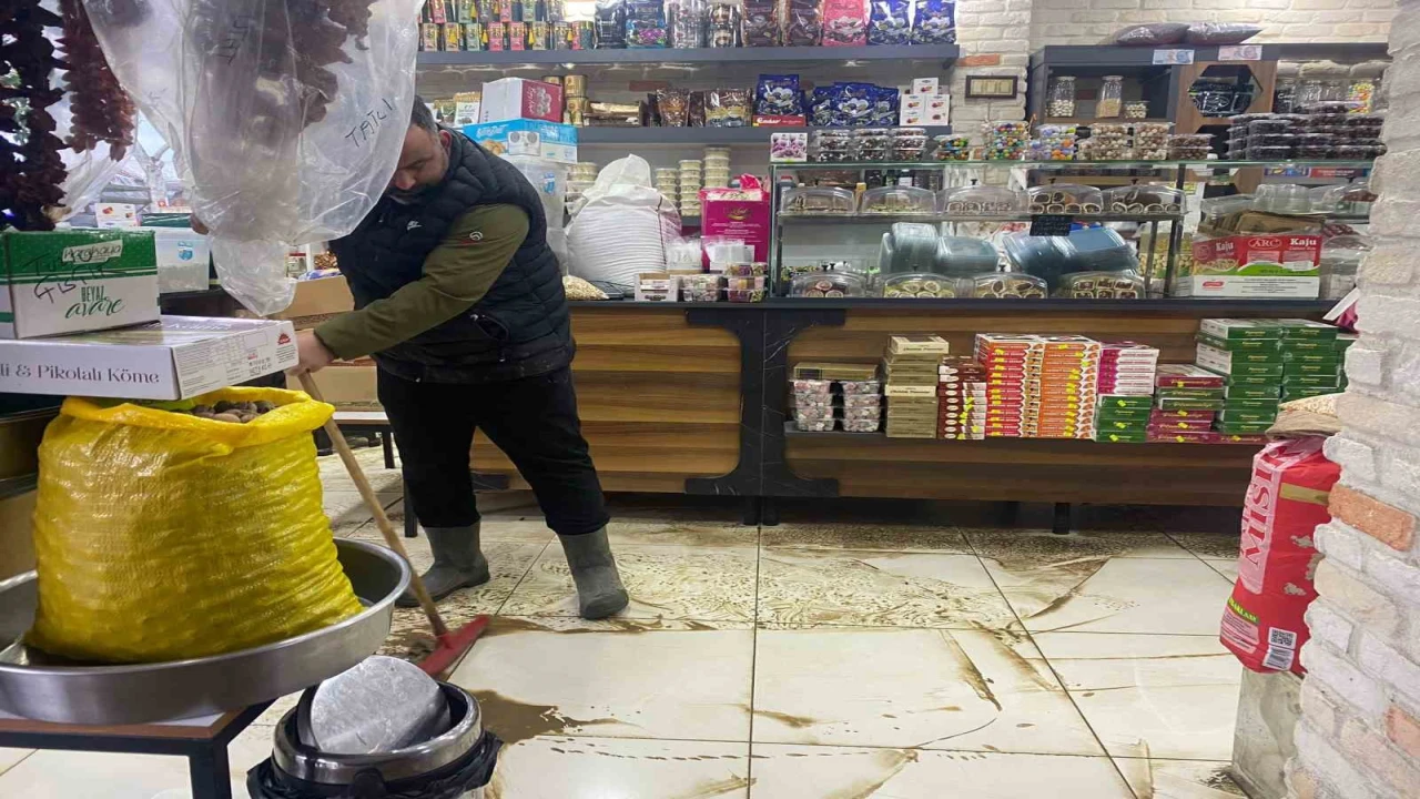 Antalyada sağanak hayatı felç etti: İş yerleri su basan esnaf sabahın ilk ışığıyla temizliğe başladı