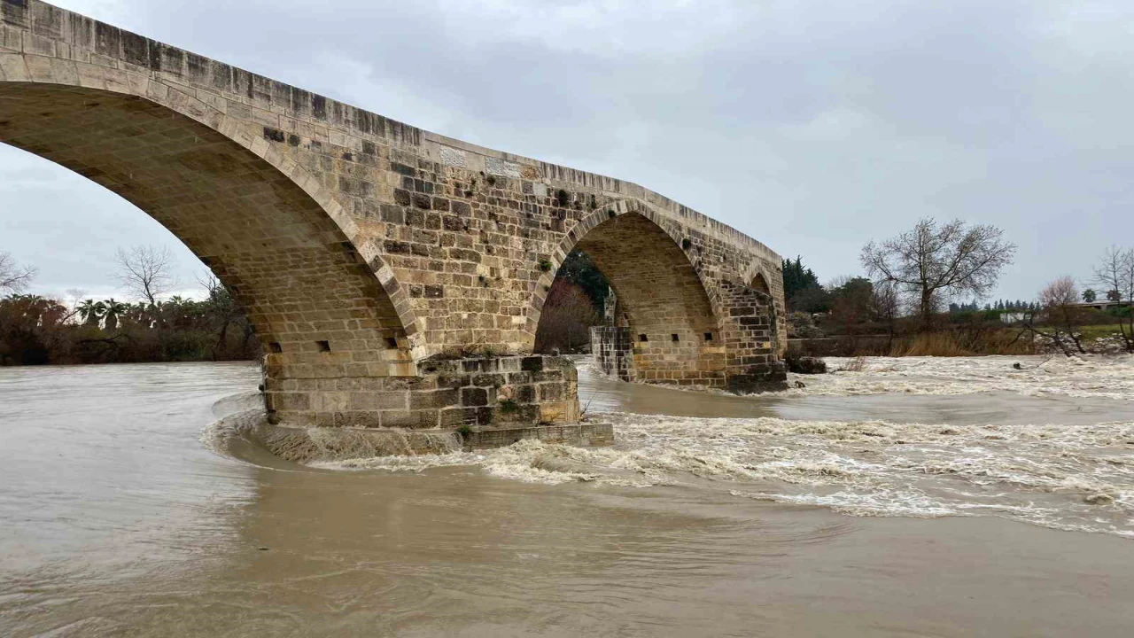 Antalyada sağanak taşkına yol açtı