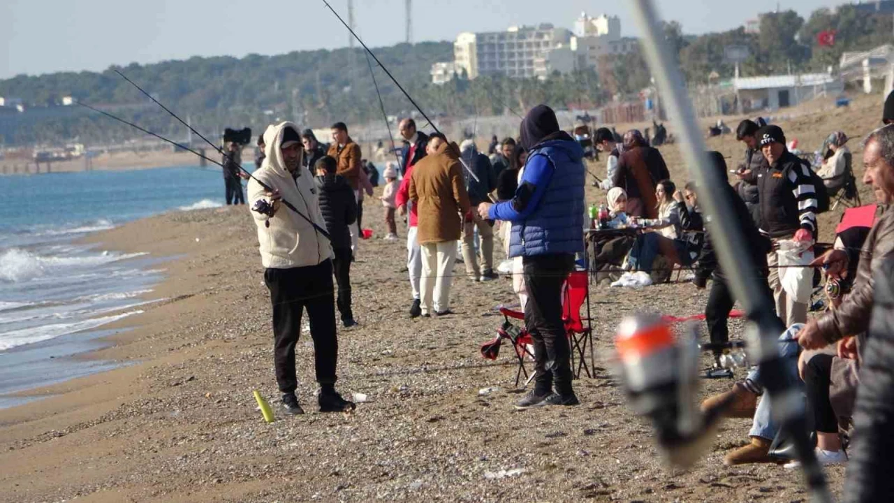 Antalyada sahile akın eden vatandaşlar güneşin tadını çıkardı