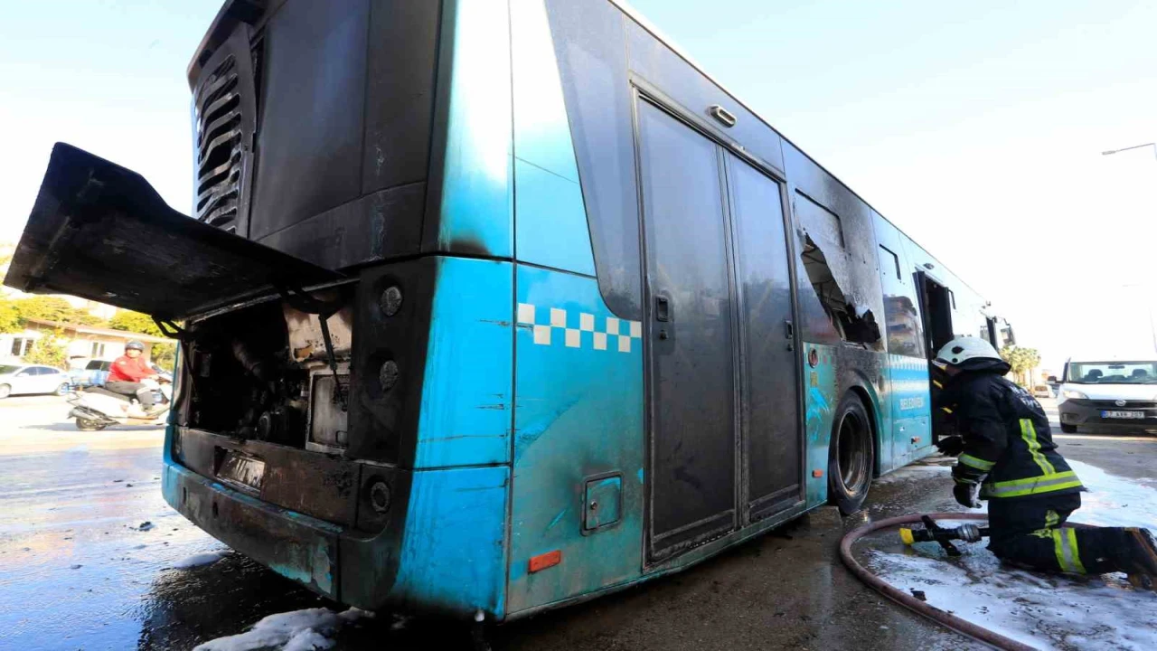 Antalyada seyir halindeki halk otobüsü alevlere teslim oldu