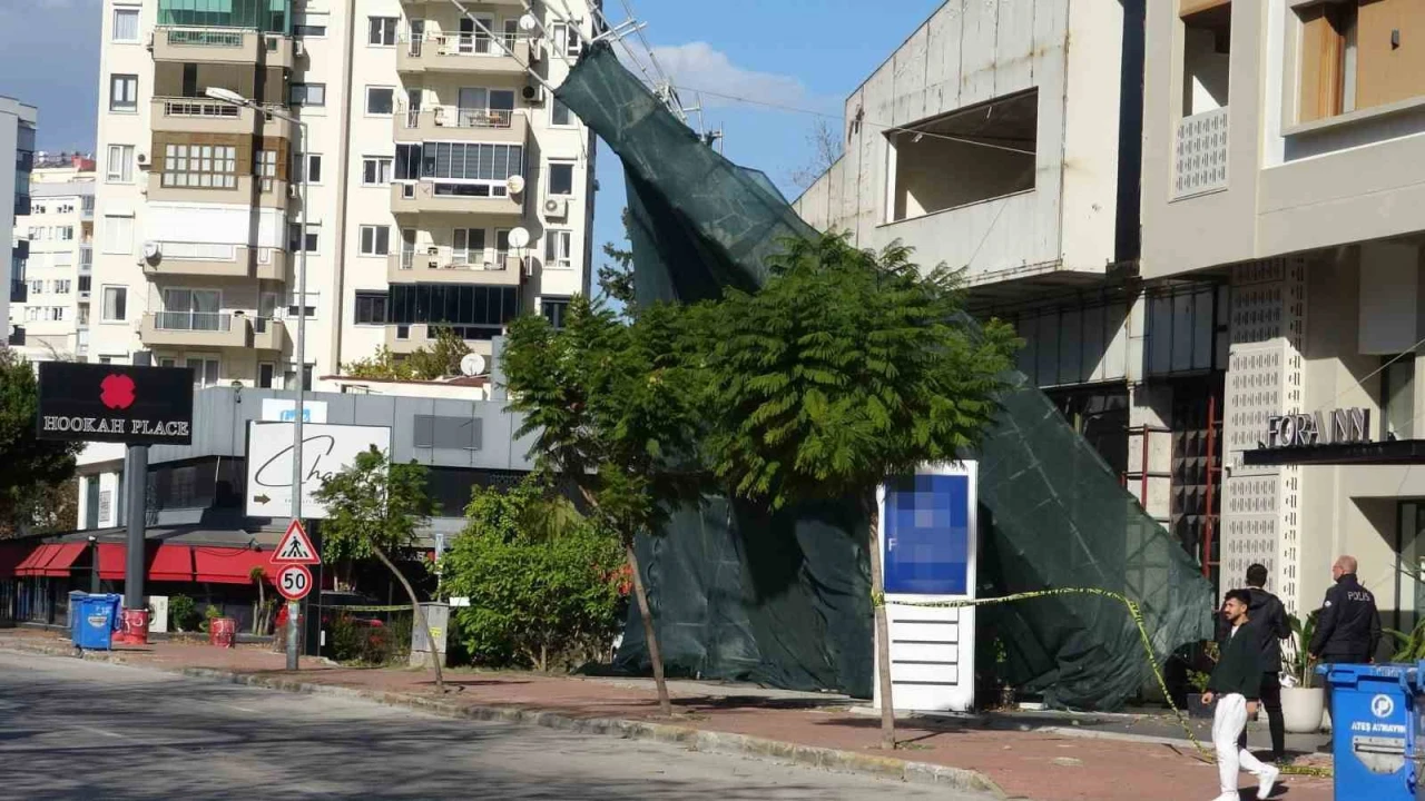 Antalyada şiddetli rüzgar inşaat iskelesini yerinden söktü