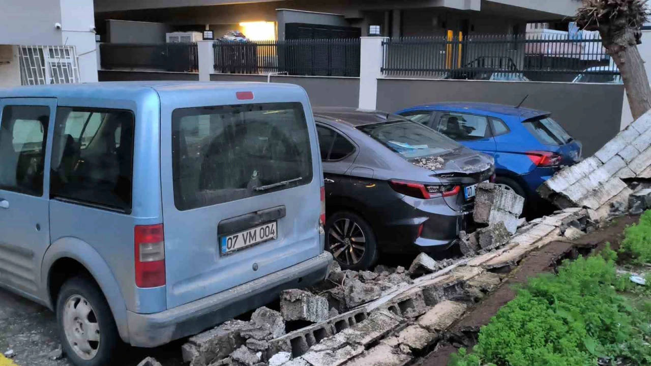 Antalyada şiddetli rüzgarda halı sahanın tavanı çöktü