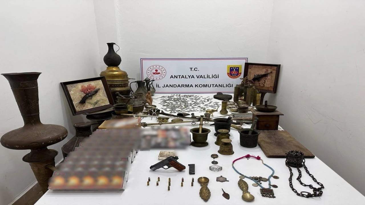 Antalyada tarihi eser ve kaçak eşya operasyonu