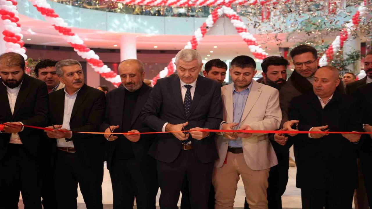 Antalyada teknoloji indirimi izdihama yol açtı: 10 saat yağmur altında beklediler